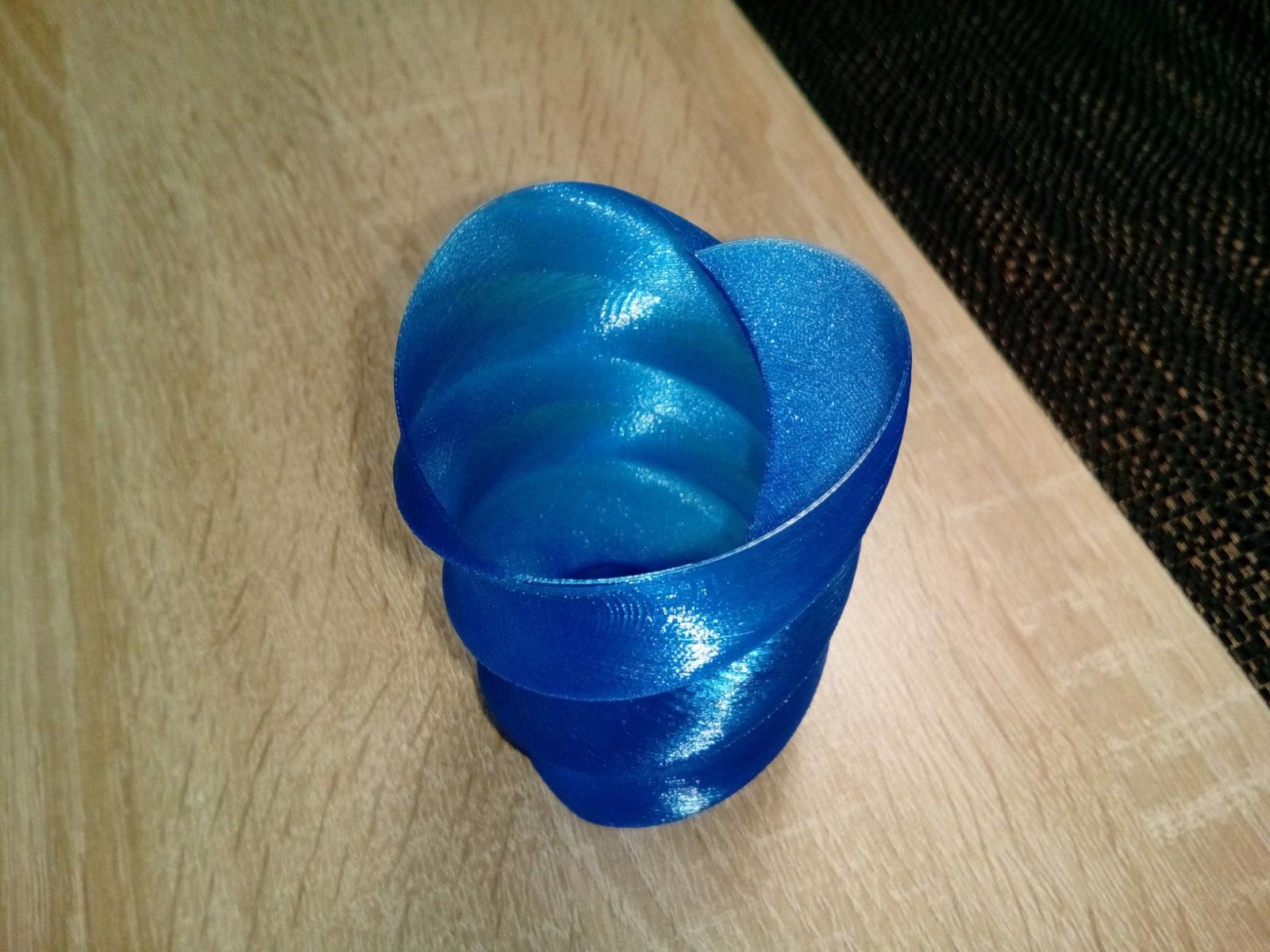 Vase Twisted Heart PLA translucide Bleu