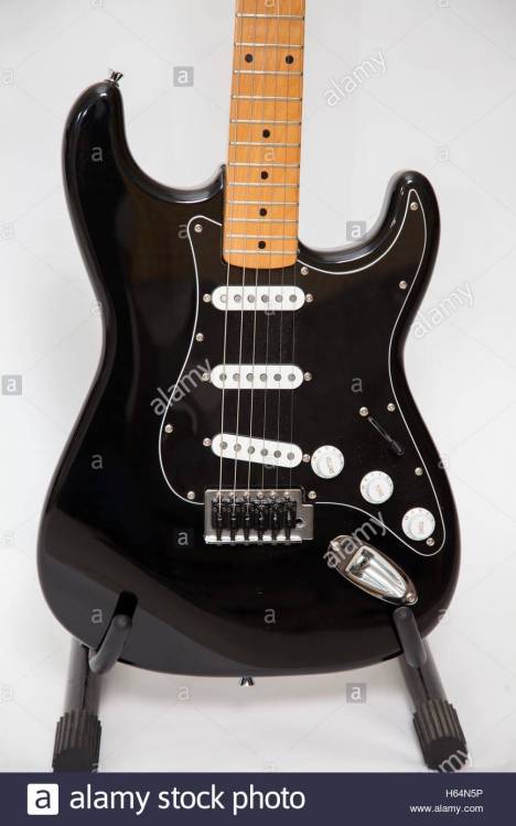 une-copie-fender-stratocaster-noire-guitare-electrique-corps-avec-un-manche-en-erable-sur-un-stand-h64n5p.thumb.jpg.31a816a5c68d467364fab952ba58411a.jpg