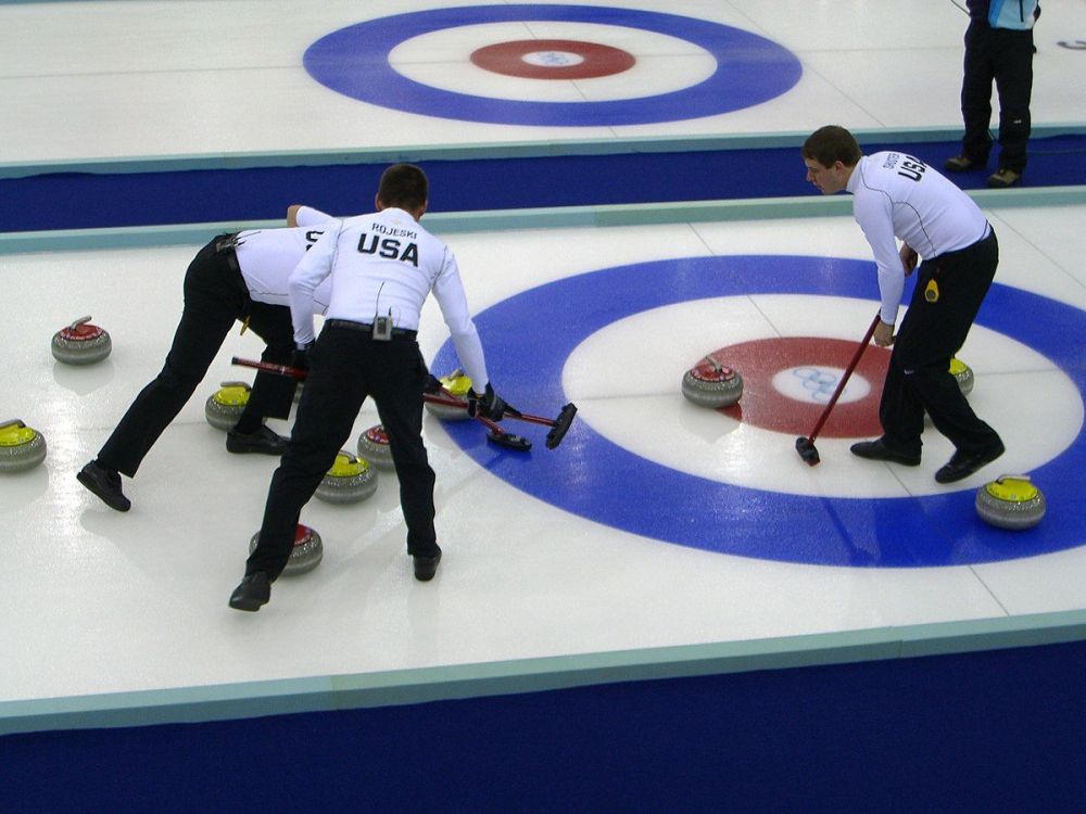 1200px-Curling_Torino_2006_Pinerolo_Palaghiaccio_scena2.thumb.jpg.a181e7093c654a089159d816fcb476a6.jpg