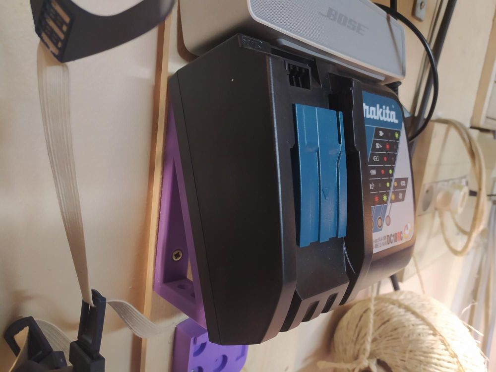 ChargeurMakita.thumb.jpg.c51cdd5ff033946103ae94dc18696bfa.jpg