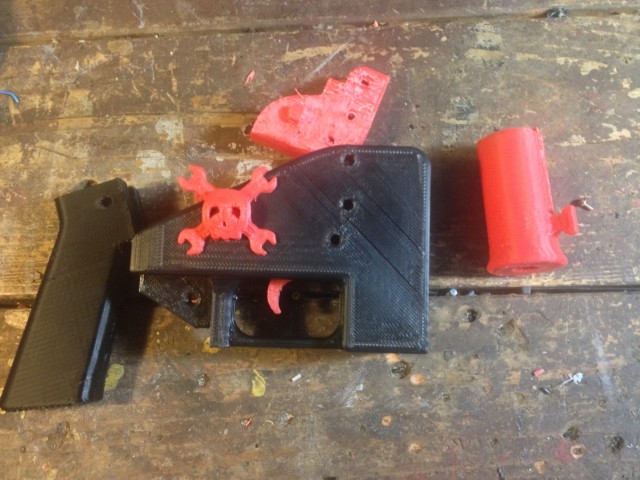 Pistolet imprimé en 3D désassemblé