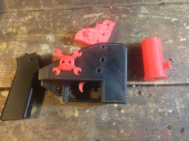 Pistolet imprimé en 3D désassemblé