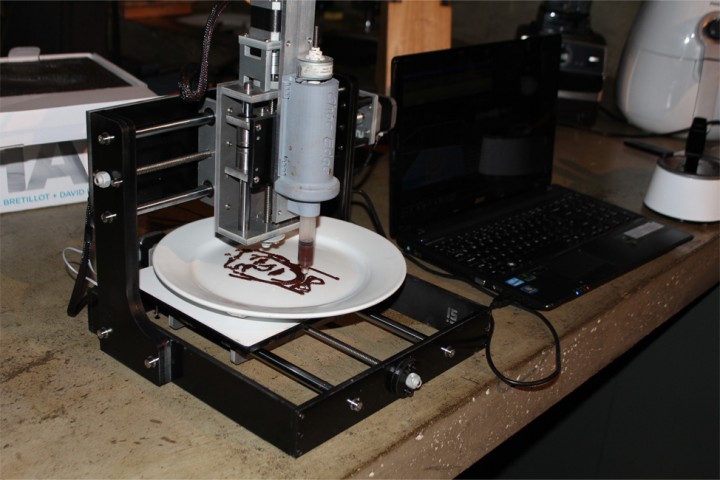 Imprimer en 3D avec du chocolat directement dans une assiette