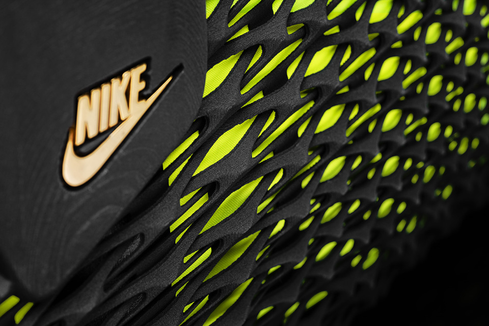 Sac de football Nike imprimé en 3D zoom sur le log en or