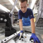 Ouvrier BMW à l'action avec un pouce imprimé en 3D