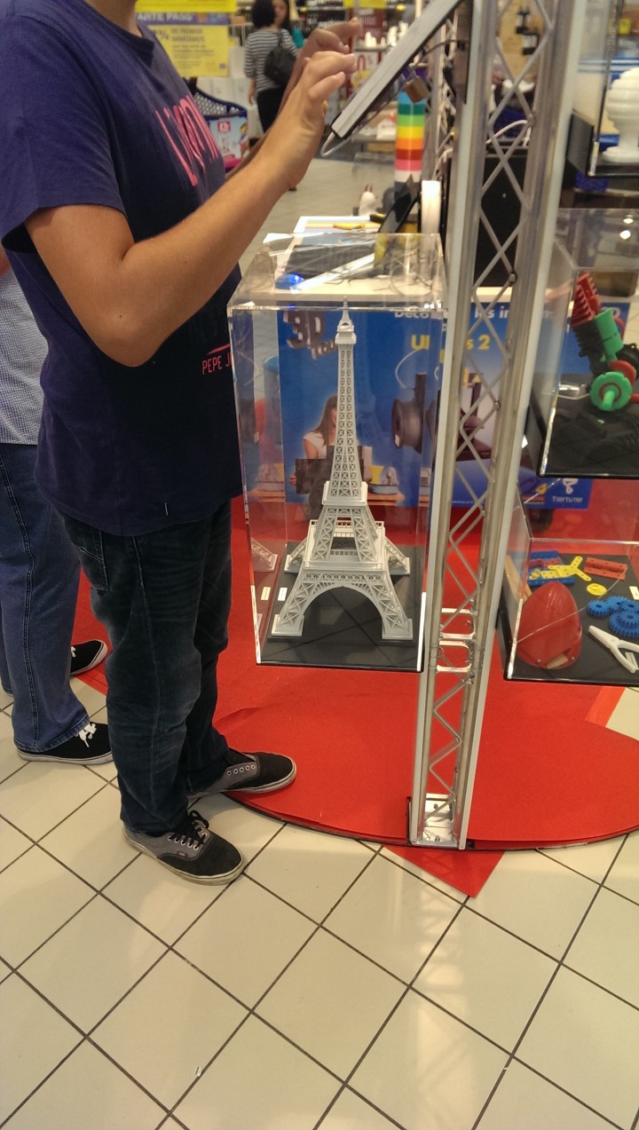 Tour Eiffel imprimée sur place en 33 heures