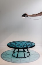 Jeu d'ombres avec une table luxueuse GEMMA