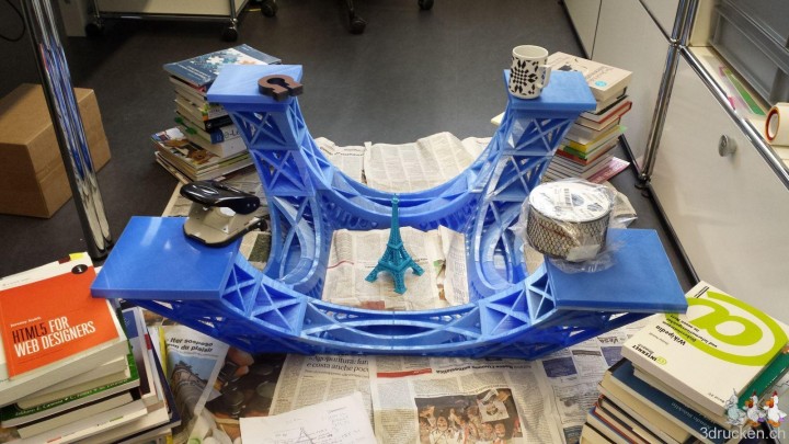 Assemblage de la structure de la tour Eiffel imprimée en 3D