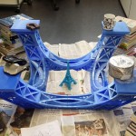Assemblage de la structure de la tour Eiffel imprimée en 3D