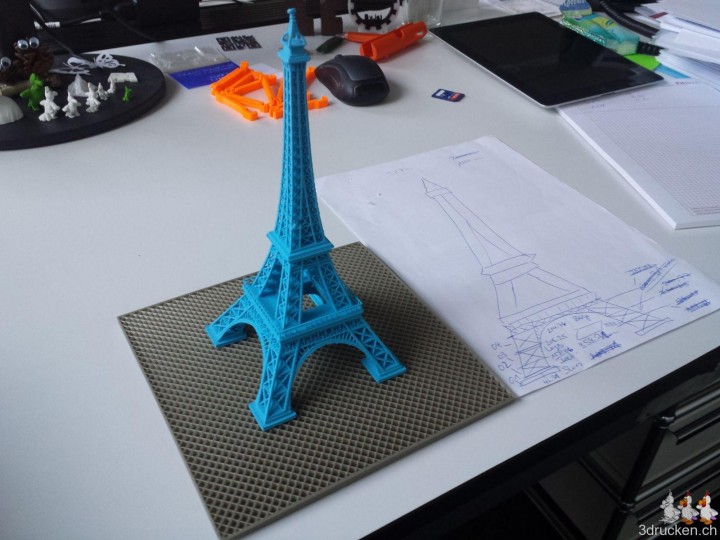 Prototype à échelle réduite de la tour Eiffel imprimée en 3D