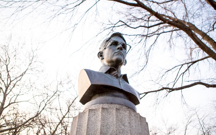 Buste d'Edward Snowden dans un parc de New York