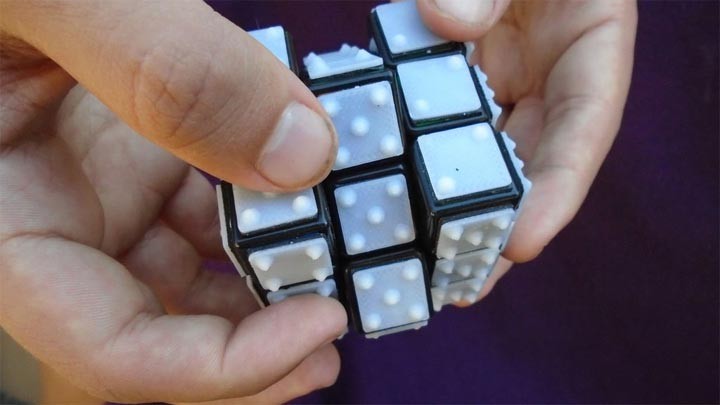 Résolution du Rubik's Cube en braille