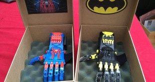 Prothèses de mains spiderman et batman