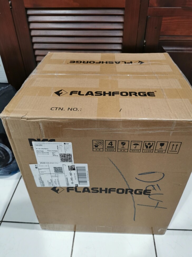 photo unboxing FlashForge 5M Pro carton